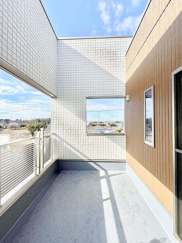 ゆったりバルコニーだから沢山お洗濯ものを干せます。