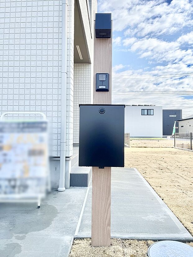 表札・インターホン・ポストをひとつに集約。エントランスになじむシンプルデザイン。