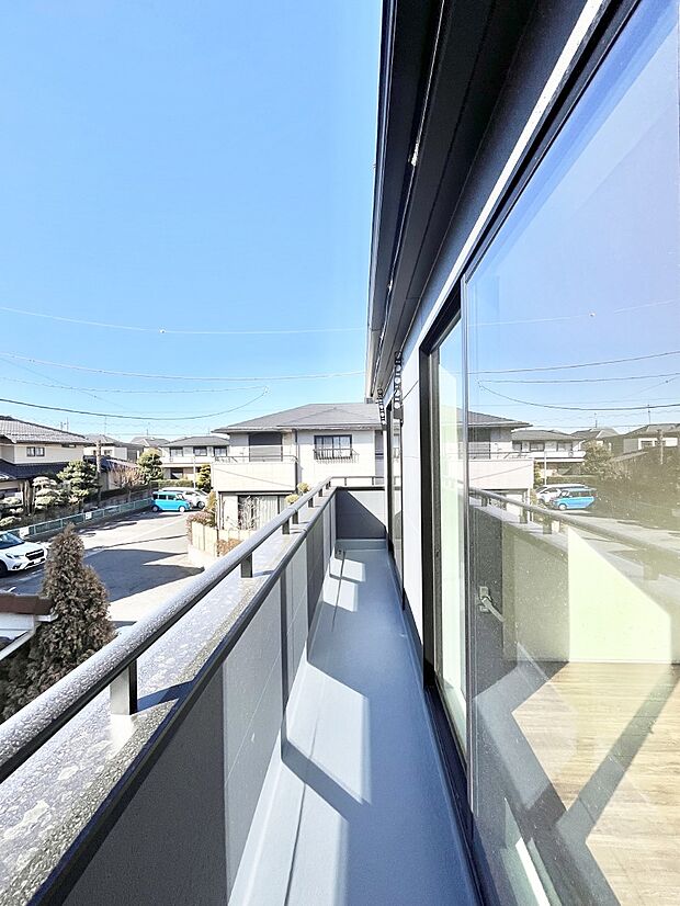 ゆったりバルコニーだから沢山お洗濯ものを干せます。