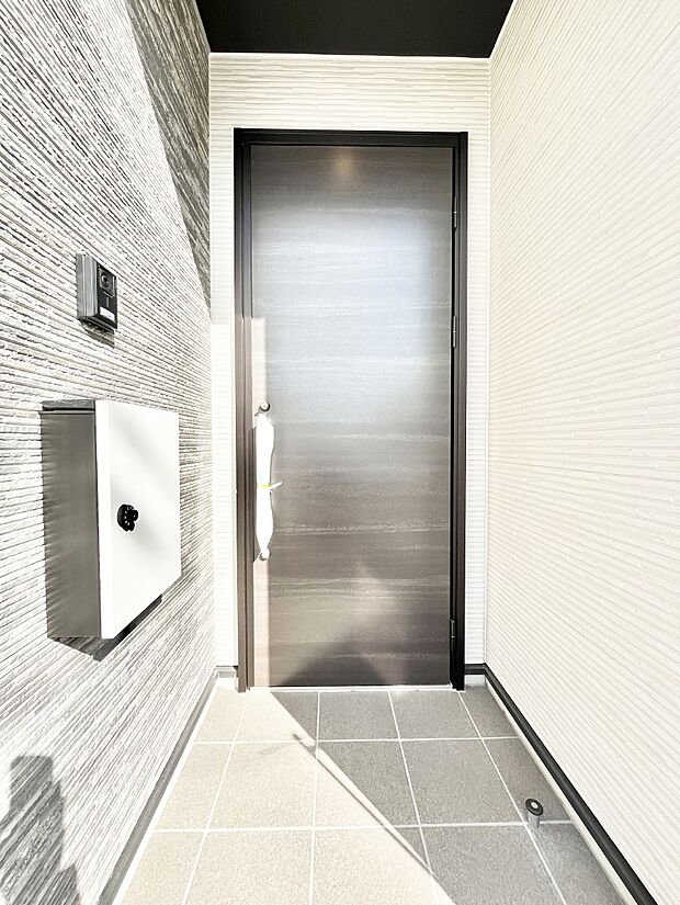 玄関前は雨が降っても濡れにくい屋根付き