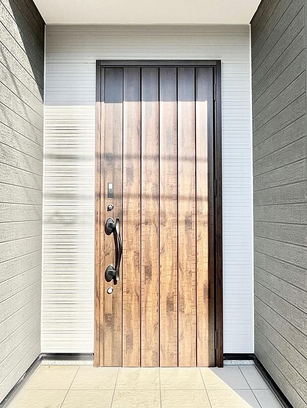 住まいの顔を演出する、玄関ドア。