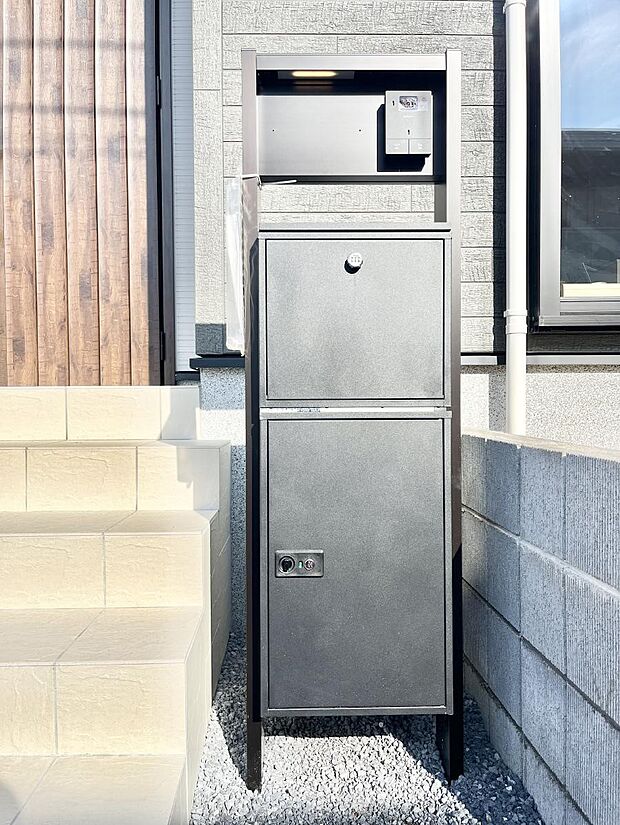 表札・インターホン・ポスト・宅配BOXをひとつに集約。エントランスになじむシンプルデザイン。