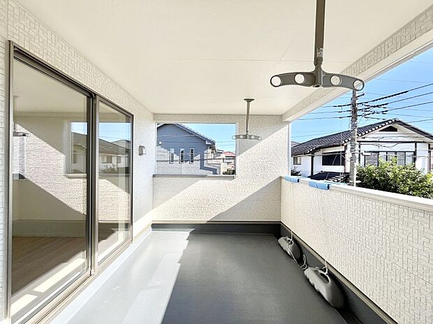 ゆったりバルコニーだから沢山お洗濯ものを干せます。