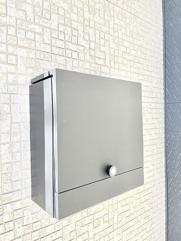 シンプルデザインのポスト。