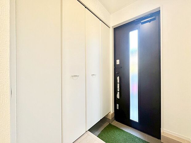 ガラススリットの入った玄関ドアが室内に光を届けてくれます