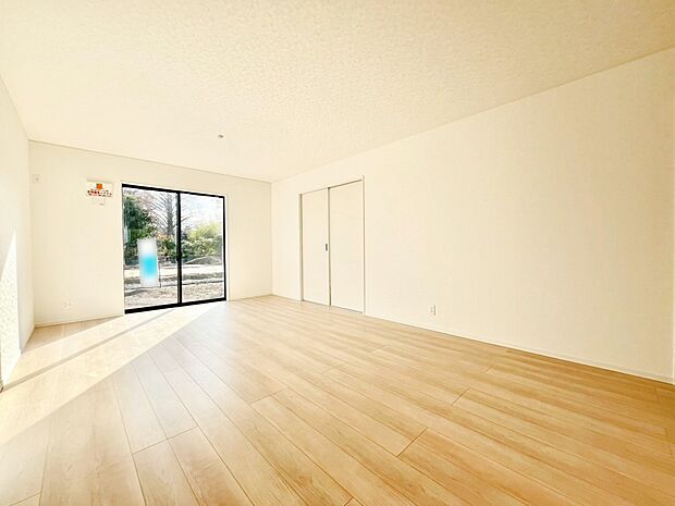 明るい陽光が注ぎ、寛ぎの雰囲気に満たされるリビング・ダイニング。