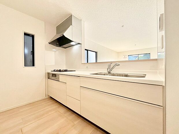 広々とした使い勝手の良いキッチンで日々のお料理も楽しくなりそう　