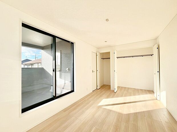 明るいバルコニーサイドに洋室を設置。目覚めの良い寝室に。