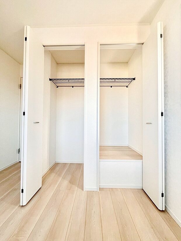洋室のクローゼット。奥行きがあるので厚手の衣類もすっきり収まります。 