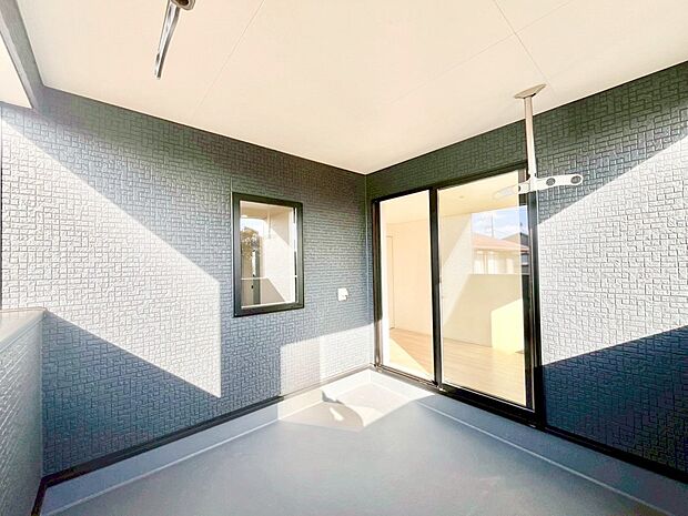 インナーバルコニーなので雨でも洗濯物を干す事が出来て、風通しがあるので乾きが良く、物干しスペースとして重宝します。 　