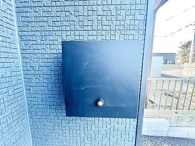 シンプルデザインのポスト 