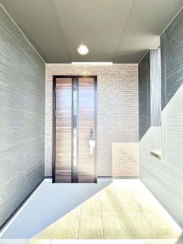 大切な家族、来客を出迎える玄関。