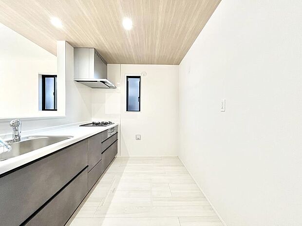 ゆとりあるキッチンではご家族と楽しくお料理ができます。