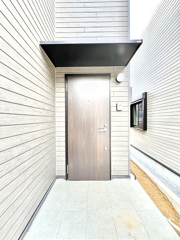 シンプルで落ち着いた雰囲気の玄関でご家族やお客様をお出迎え!