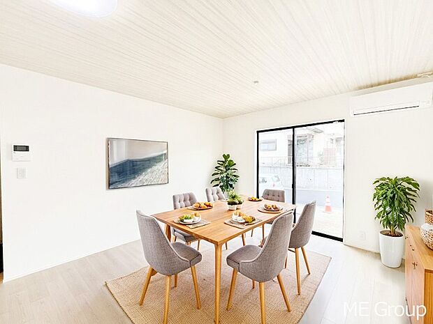 大きな窓からたっぷりの陽光と風を感じられるリビング ※家具はCGです