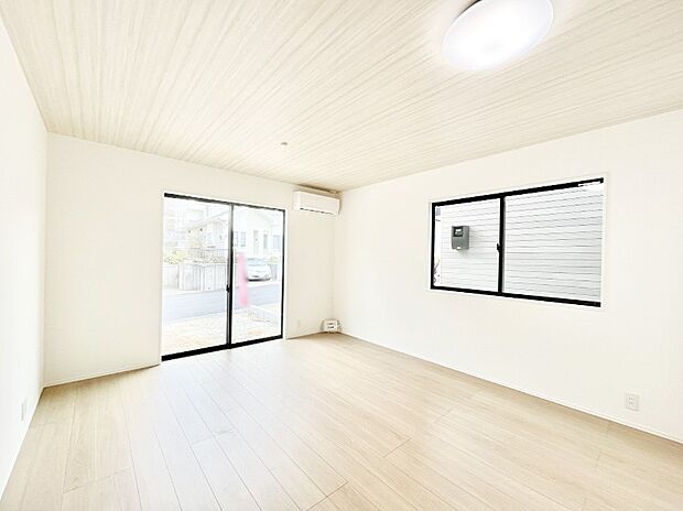 明るい陽光が注ぎ、寛ぎの雰囲気に満たされるリビングダイニング