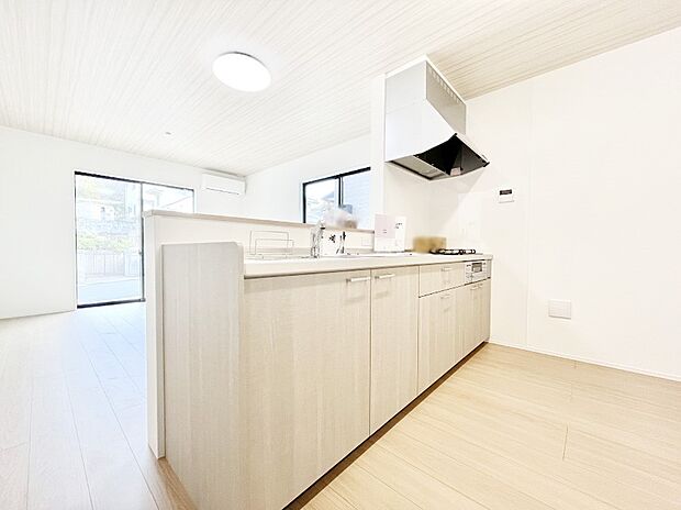 ご家族の会話弾む対面キッチン。お料理中のパパママもご家族と過ごす時間が増えそう!