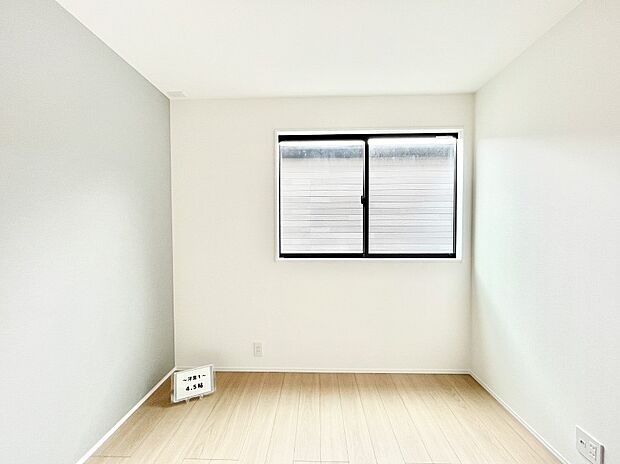 窓からのやさしい光が心地よいプライベートルーム