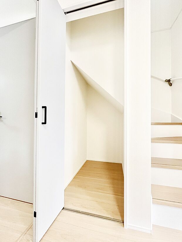 パントリー兼リビング収納付き！日用品や食品のストックなどスッキリ収納できます。