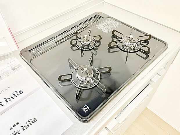 ガスコンロはSiセンサー搭載。火力調節や焦げ付き・消し忘れも防いでくれます。