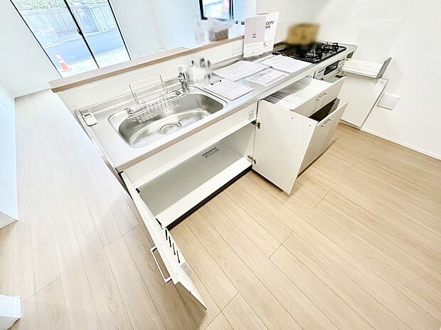 収納スペースもたっぷり！広々とした作業スペースで家事もラクラク！ 