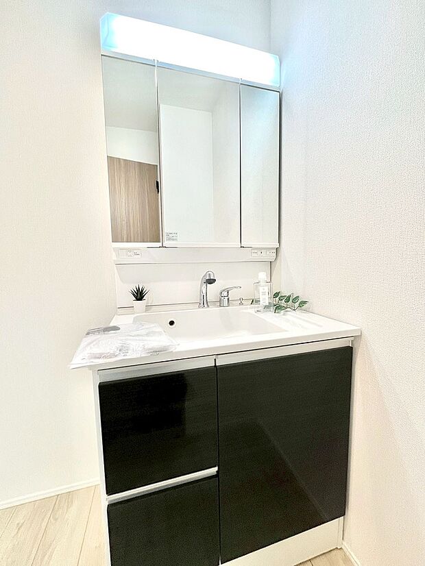 大きく見やすい三面鏡で清潔感ある洗面台は、身だしなみチェックや肌のお手入れにおすすめです。 