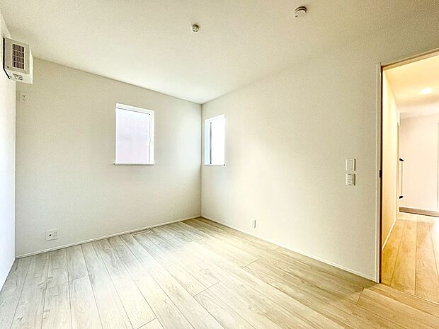 2面採光の洋室。窓から入り込む陽光がお部屋全体を優しく包み込みます!