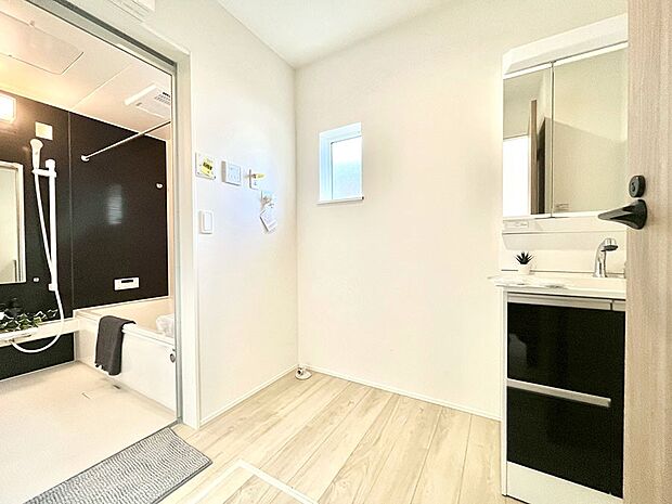 清潔感のある快適空間です。毎日の身支度も気持ち良くお使い頂けます。