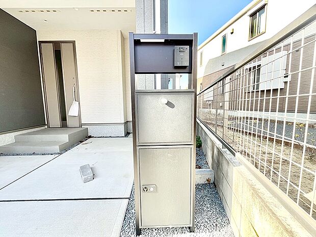 シンプルデザインのポスト。