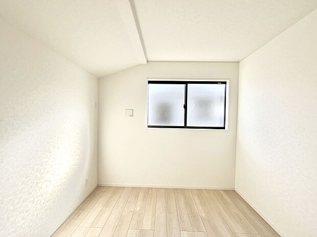 窓からのやさしい光が心地よいプライベートルーム