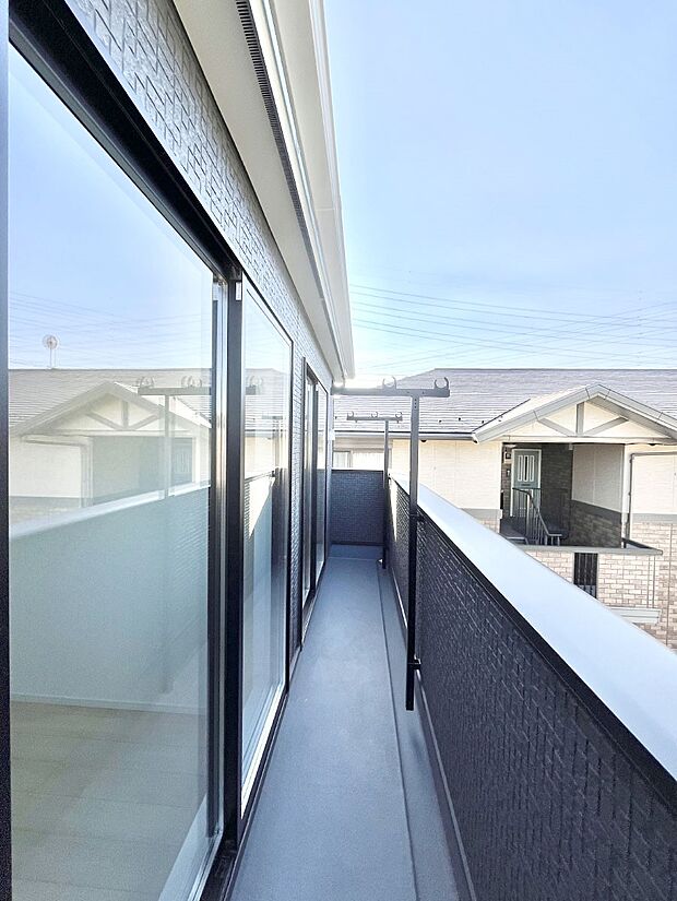 暖かな陽光が降り注ぐバルコニーはお洗濯におすすめ。爽やかな風も心地よいです。 