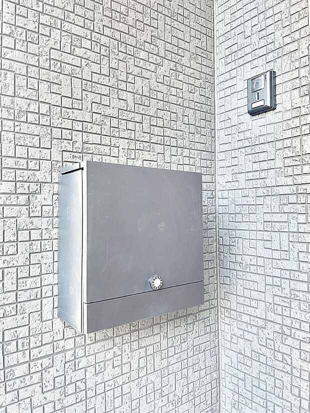 シンプルデザインのポスト。