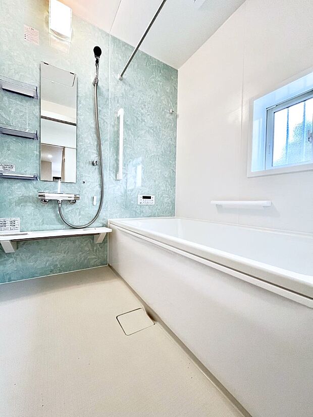 窓からの採光が心地よい、爽やかなバスルーム！換気もしやすいですね！