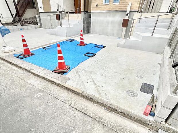 2台（車種による）駐車可！ご家族みんなの自転車も置ける広々カースペース。