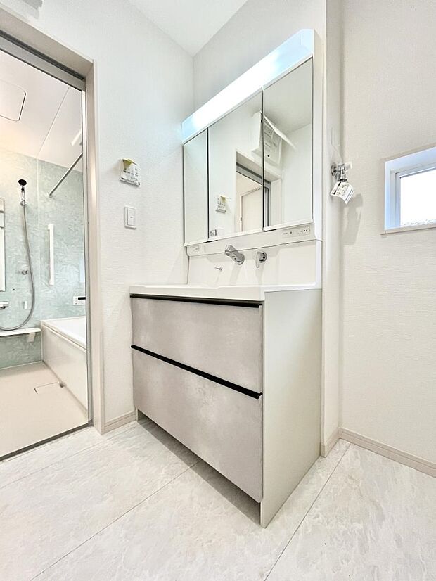 小窓がついているので湿気の多い場所でも換気が十分行えます。毎日の身支度を気持ち良く！