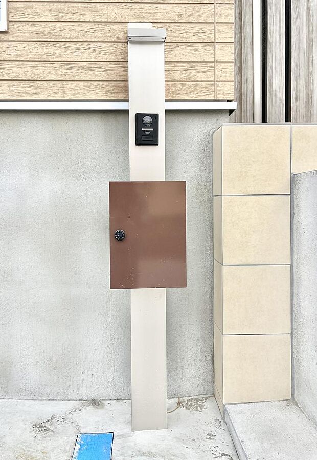 表札・インターホン・ポストをひとつに集約。エントランスになじむシンプルデザイン。