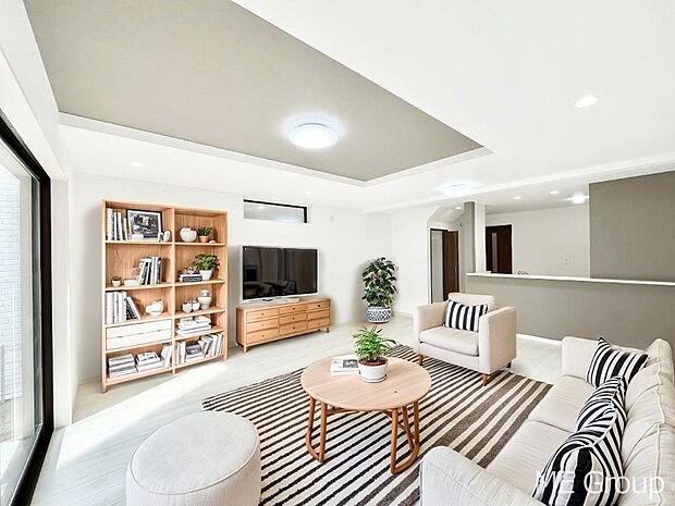 お洒落で開放感のある折り上げ天井を採用したリビング　※家具はCGです