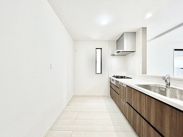 爽やかな風が通り抜けるキッチン。窓があるので明るく換気にも役立ちます。