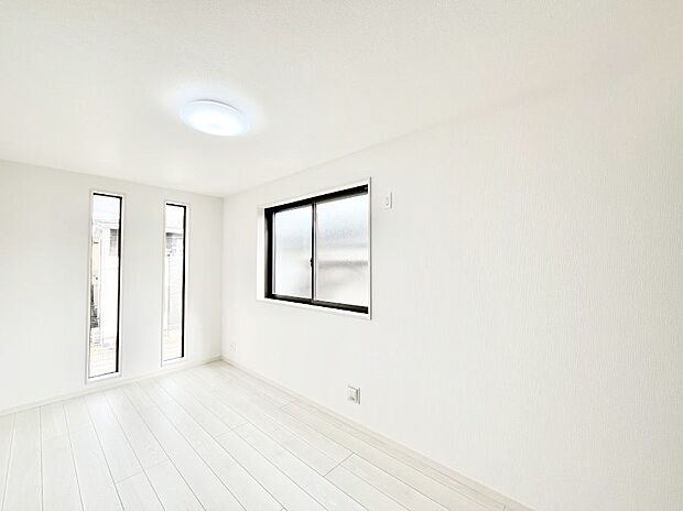 2つ並んだ縦長の窓がアクセントになっている2階6.25帖の洋室。