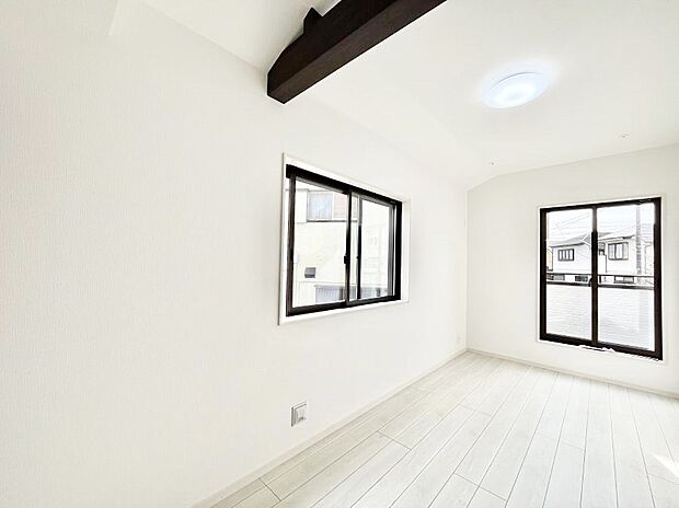 バルコニーが明るさと開放感を演出！朝スッキリと目覚められそうですね。