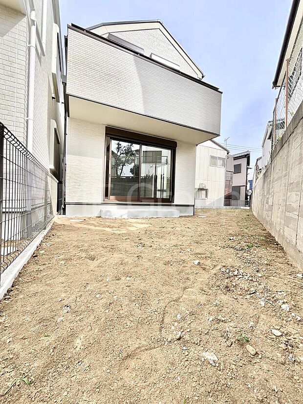 プランターを並べて季節のお花を楽しめるお庭付き。