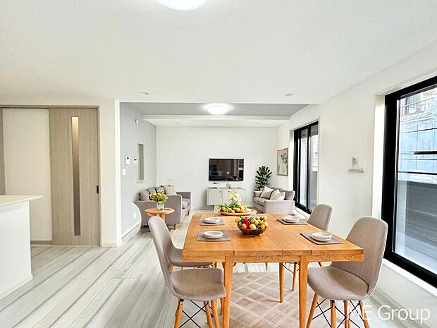 ご家族の賑やかな話し声で包まれる明るいリビング  ※家具はCGです