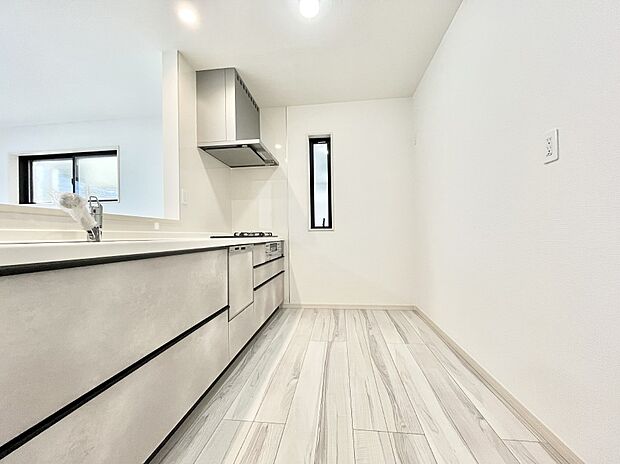 爽やかな風が通り抜けるキッチン。窓があるので明るく換気にも役立ちます。