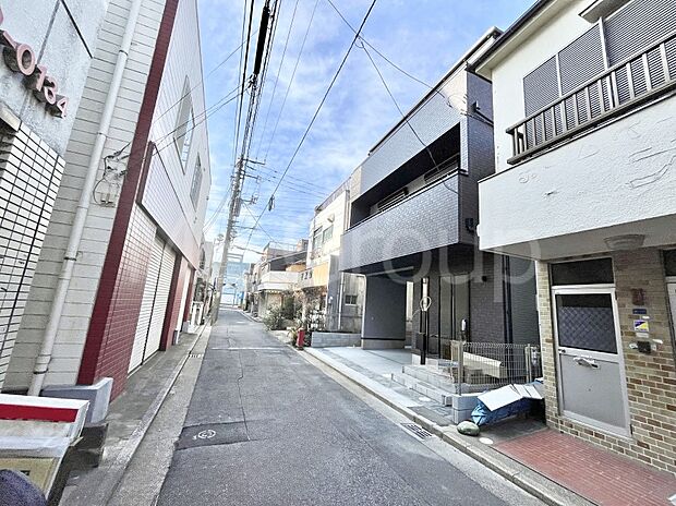 前面道路はきちんと整備されています  