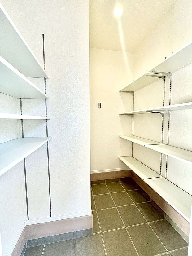 シューズインクローク付き！雨具やベビーカーも置けます。   