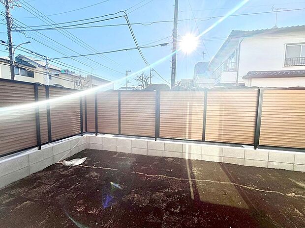 ガーデニングや家庭菜園も楽しめるお庭付き。