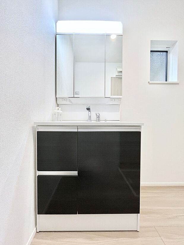 大きく見やすい三面鏡で清潔感ある洗面台は、身だしなみチェックや肌のお手入れにおすすめです。 