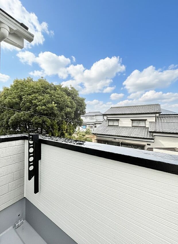 暖かな陽光が降り注ぐバルコニーはお洗濯におすすめ。爽やかな風も心地よいです。 