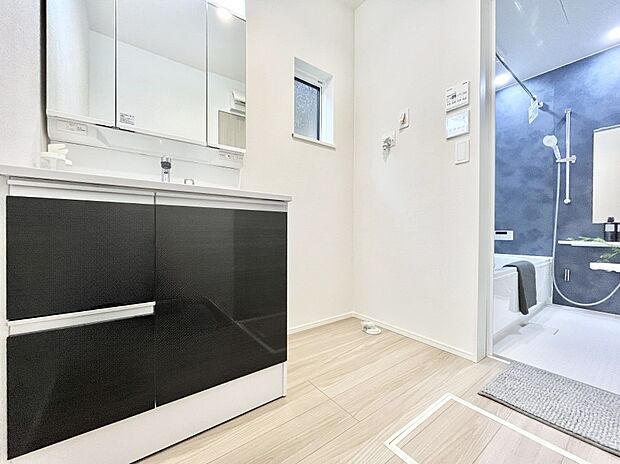 清潔感ある洗面化粧室で朝の身支度も快適  