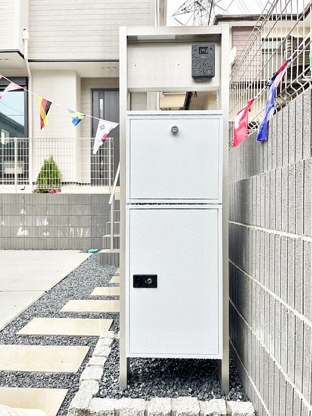 外観「宅配ボックス」　時間を気にせず宅配物をいつでも安全に受け取れます。 